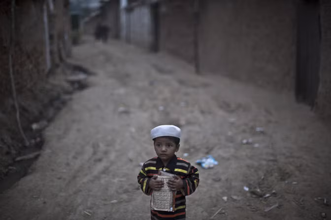 Một bé trai Afghanistan tị nạn đứng ngơ ngác một mình ở ngoại ô Islamad hôm 5/11.