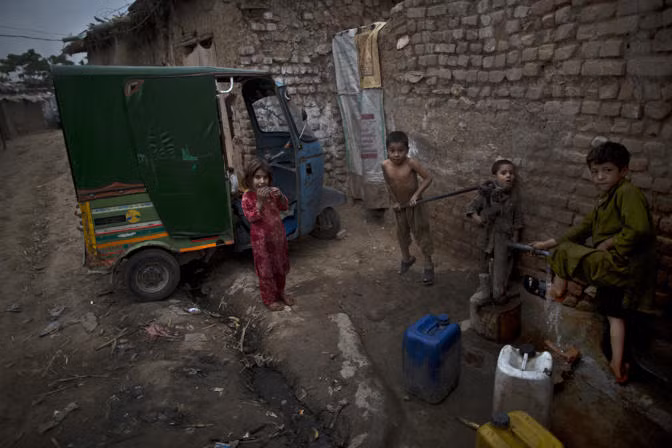 Các trẻ em Pakistan rửa ráy ở vòi nước bơm tay ở ngoại ô Islamabad.