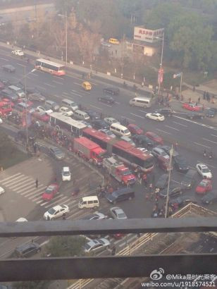 Hàng loạt xe ô tô bị hư hại mắc kẹt tại hiện trường vụ nổ.