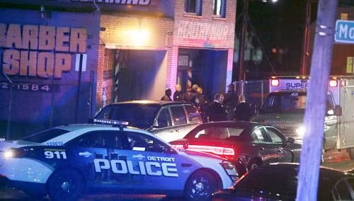 Xe cảnh sát đậu bên ngoài hiện trường vụ bắn súng.