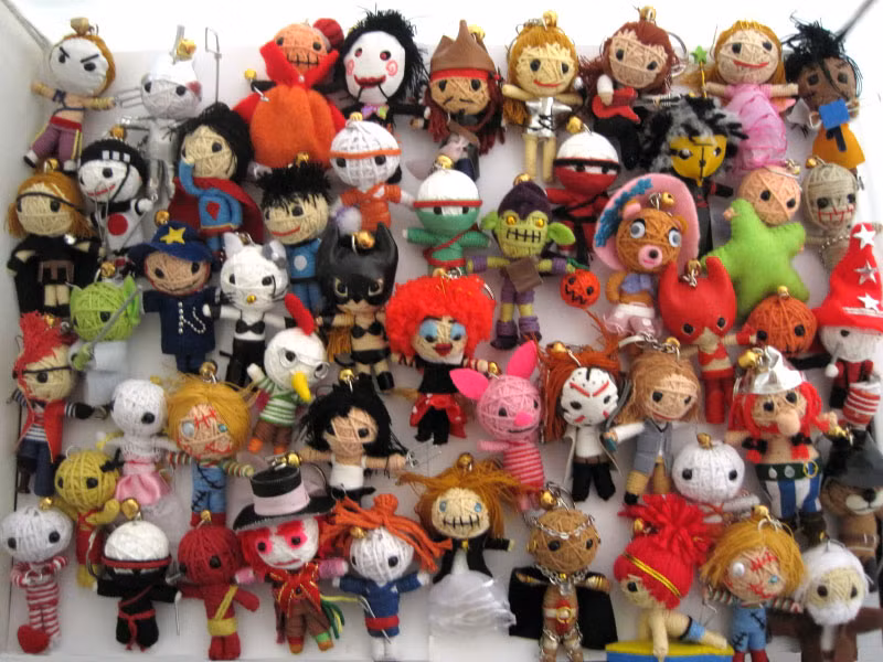 Đi kèm những con búp bê voodoo – một loại bùa chú có xuất xứ từ Tây Phi - là một loạt các nghi thức ma thuật hắc ám.