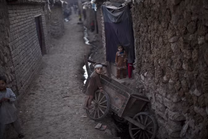 Hai em bé theo cha mẹ bỏ trốn khỏi khu vực bộ lạc chìm trong các cuộc xung đột của Taliban và quân đội chính phủ ở Pakistan, đang vui chơi trong một khu ổ chuột bên ngoài ngoại ô Islamabad.