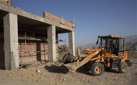 Máy xúc đang làm việc tại căn cứ hạt nhân bí mật của Trung Quốc tại Tân Cương.