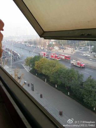 Các xe cứu hỏa được điều động tới hiện trường vụ nổ sáng nay trước trụ sở Đảng Cộng sản Trung Quốc.