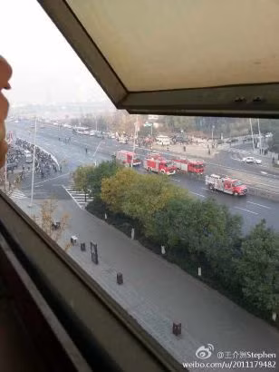 Các xe cứu hỏa được điều động tới hiện trường vụ nổ sáng nay trước trụ sở Đảng Cộng sản Trung Quốc.