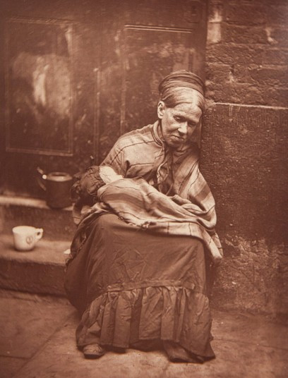 Những bức ảnh tư liệu quý được tập hợp trong cuốn sách mang tên “Cuộc sống trên phố London” của nhiếp ảnh gia hệ thế đầu tiên John Thomson và nhà báo cấp tiến Adolphe Smith.