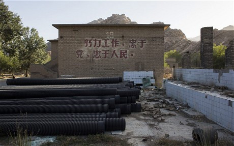 Dòng chữ ghi khẩu hiệu: "Làm việc siêng năng, chăm chỉ. Trung thành với Đảng. Trung thành với nhân dân” tại Căn cứ hạt nhân tối mật.