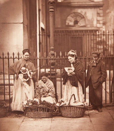 Sách ảnh chụp từ người công nhân quét rác trên phố cho tới những người bán hoa, được dự kiến bán đấu giá với giá 6.000 bảng Anh.