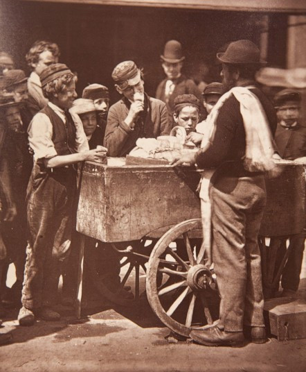 Đám đông quây quanh một xe kem dạo giá rẻ.