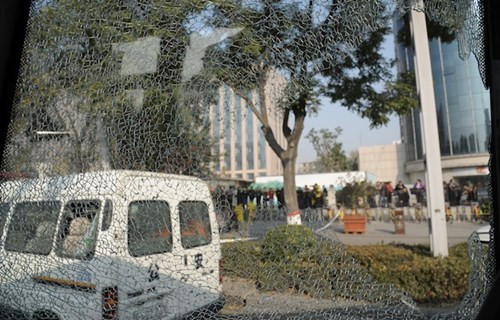 Cửa kính một chiếc xe hơi bị vỡ vì sức ép của bom trong vụ đánh bom hàng loạt trước trụ sở Đảng Cộng sản Trung Quốc ở Thái Nguyên, Sơn Tây ngày 4/11. Nghi phạm là một kẻ từng có tiền án tiền sự đã bị bắt hôm 6/11.