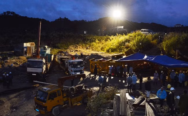 Phía ngoài đường hầm