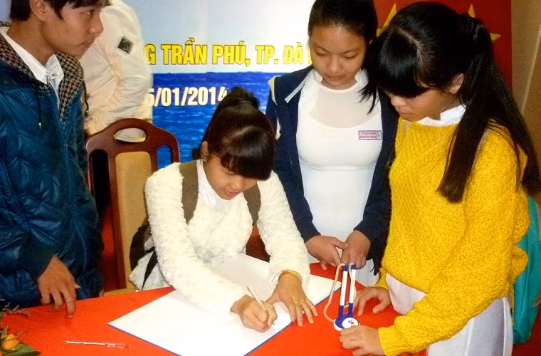 Các em chờ nhau viết cảm nghĩ về Hoàng Sa - Trường Sa. 