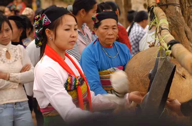 Phụ nữ Mường không chỉ giỏi hát, múa mà còn thông thạo các nhạc cụ cồng chiêng.