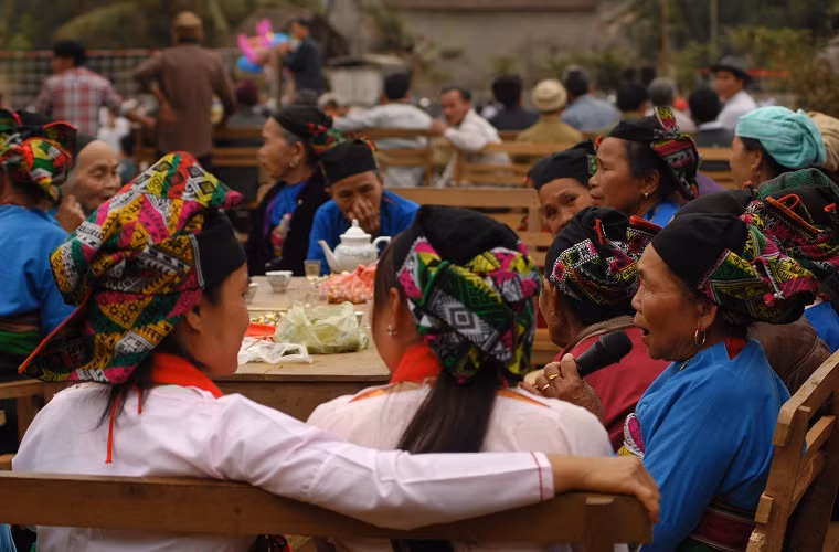 Các cụ già tập trung ngồi uống nước, hát khan mừng lễ hội.