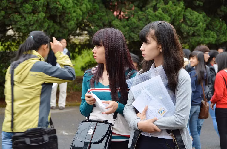 Gần 100% thí sinh phải mặc áo ấm giữa mùa hè Đà Lạt.