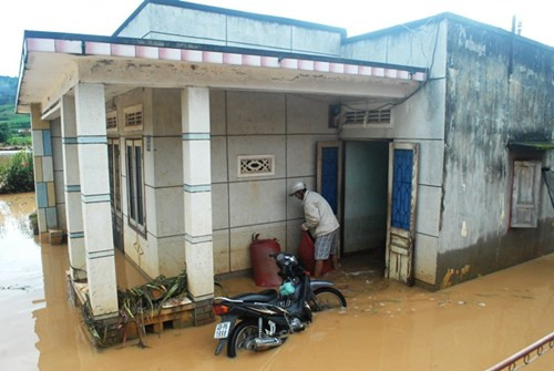 Do lũ về lớn và quá bất ngờ nên hầu như không gia đình nào cứu vớt được tài sản.Toàn bộ tài sản của gia đình người đàn ông trong ảnh bị hư hỏng do nước ngập tới gần 1m mặc dù nhà anh cách con suối tới 400m.