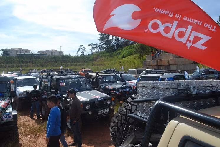 Ngoài ra, còn có khoảng 100 xe tham gia biểu diễn cổ vũ cho giải đua.