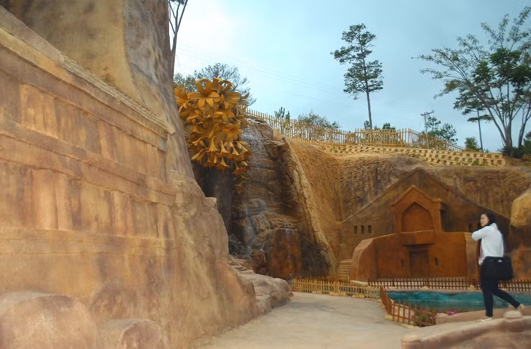 Toàn bộ đường hầm kiến trúc này được mô phỏng quá trình hình thành và phát triển của Đà Lạt.