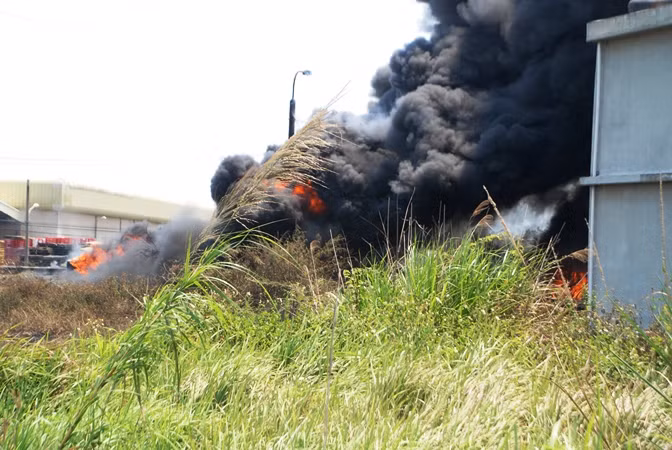 Khói đen bao trùm khu vực rộng lớn.