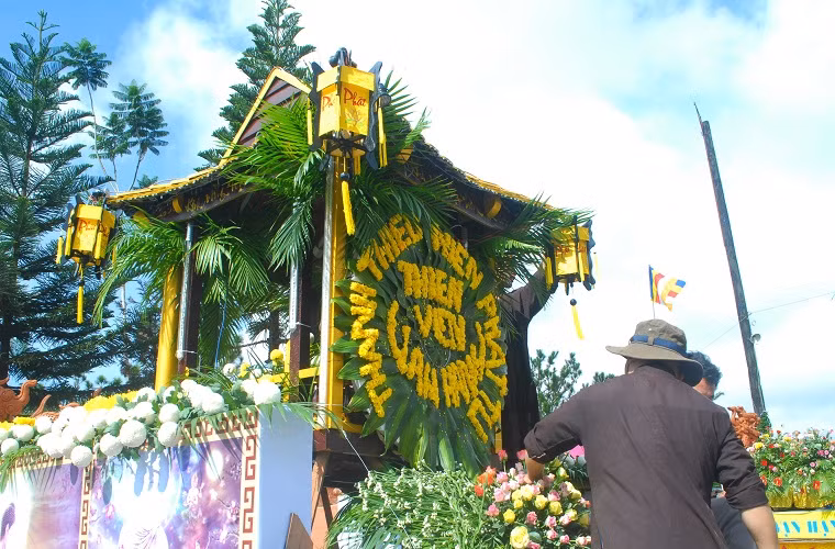 Mãn nhãn ngắm xe hoa mừng lễ Phật Đản ảnh 1