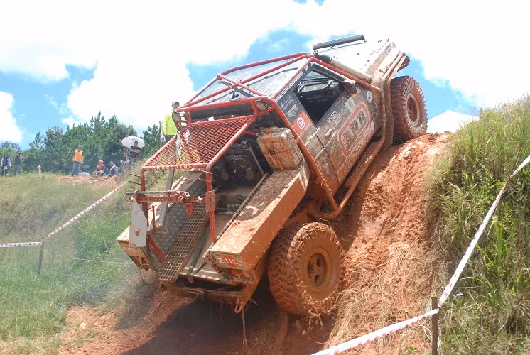  Các tay đua rất vất vả để hoàn thành bài thi của mình.