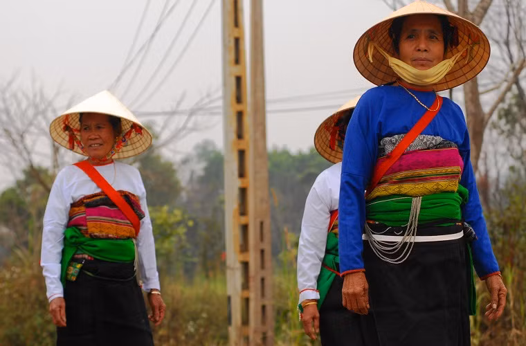 Từ sáng sớm trên các ngả đường của xã Quang Trung, huyện Ngọc Lặc đã dập dìu người đi lễ hội đầu năm.