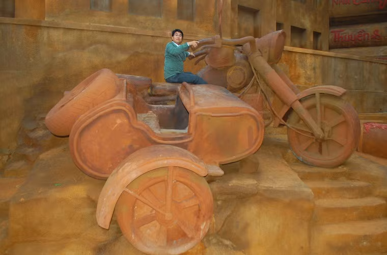 Càng đi sâu vào bên trong, sẽ bắt gặp những hình ảnh quen thuộc của Đà Lạt những năm đầu thế kỷ XX, đó là những chiếc xe cổ.