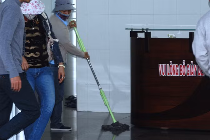 Nhà vệ sinh sạch bóng nhờ luôn có người lau dọn