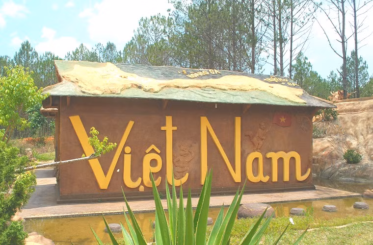 Trên mái của ngôi nhà được đắp nổi hình bản đồ Việt Nam với kích cỡ 2,75m x 11m và có đầy đủ hình ảnh của hai quần đảo Hoàng Sa, Trường Sa. 