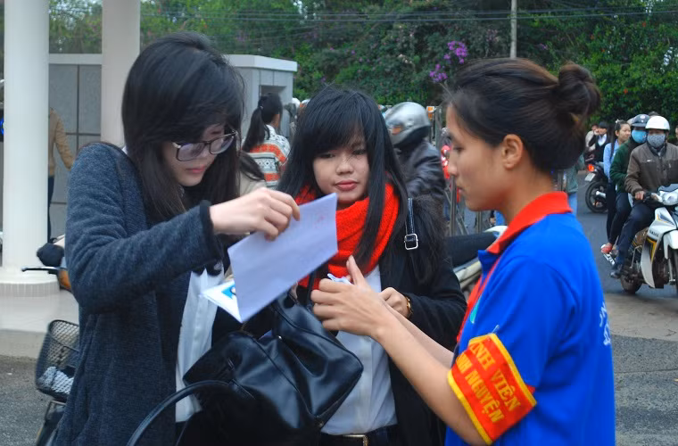 Trước đó, ngay khi đặt chân tới Đà Lạt, rất nhiều thí sinh và phụ huynh đã phải đi mua áo ấm để chống lại cái lạnh giữa mùa hè của Đà Lạt.