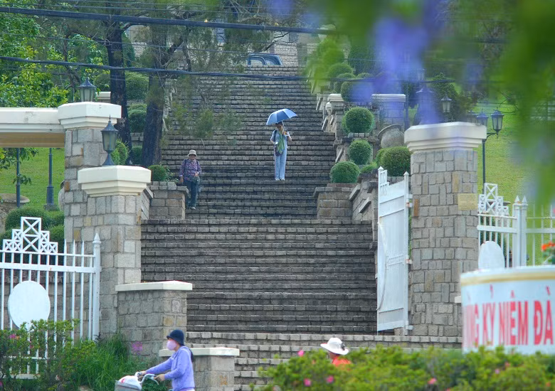  Những bậc thang đá ngoài trời này tạo nên nét hài hòa, phù hợp với thiên nhiên và địa hình Đà Lạt. 