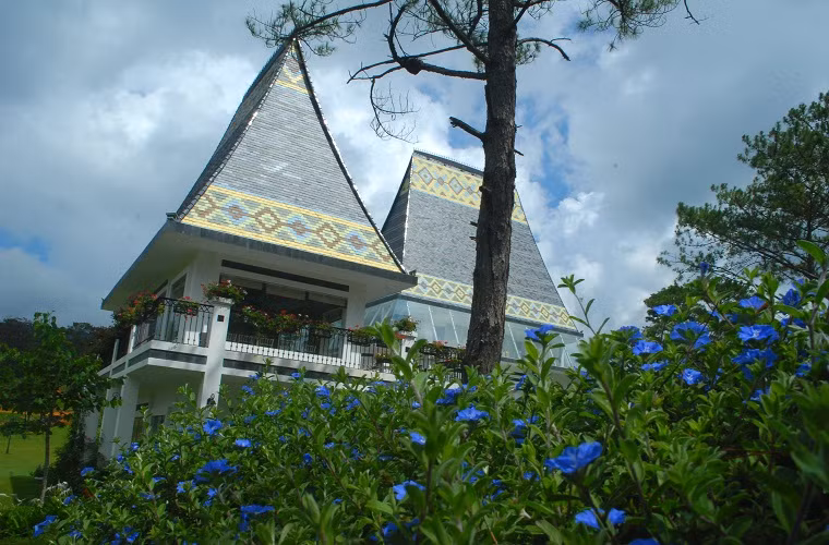  Mái nhà vươn cao, nhọt hoắt hình lưỡi rìu, mái ngói với màu sắc hài hòa được trang trí hoa văn giống như một bức thổ cẩm của các dân tộc Tây Nguyên. 