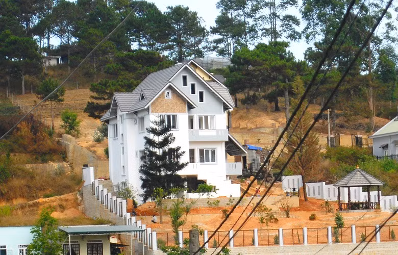  Thêm một căn biệt thự sừng sững nữa vừa mọc lên.