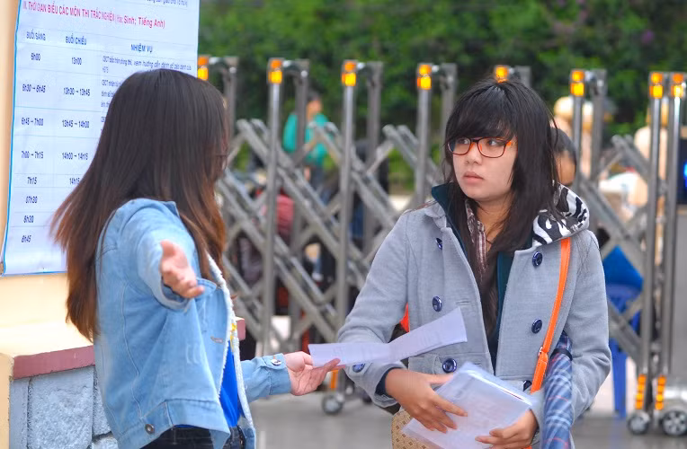 Tại Đà Lạt, nhiệt độ giảm xuống dưới 15oC, trời lạnh đã ảnh hưởng rất lớn đến hoạt động đi lại, thi cửa của thí sinh.