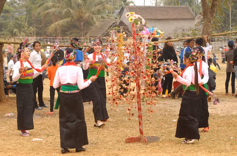 Người Mường ở Thanh Hóa quan niệm rằng: "Tháng giêng là tháng ăn chơi".
