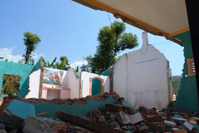 Tin rằng buôn mình bị "ma ám" người người đập phá nhà cửa rồi bỏ chạy