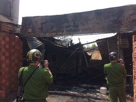 2 căn nhà kề chiếc xe cũng bị cháy rụi.