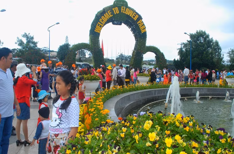 Vườn hoa chật kín người.