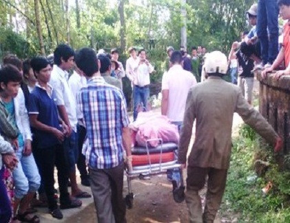 Thi thể các nạn nhân được chuyển đến nhà xác bện viện