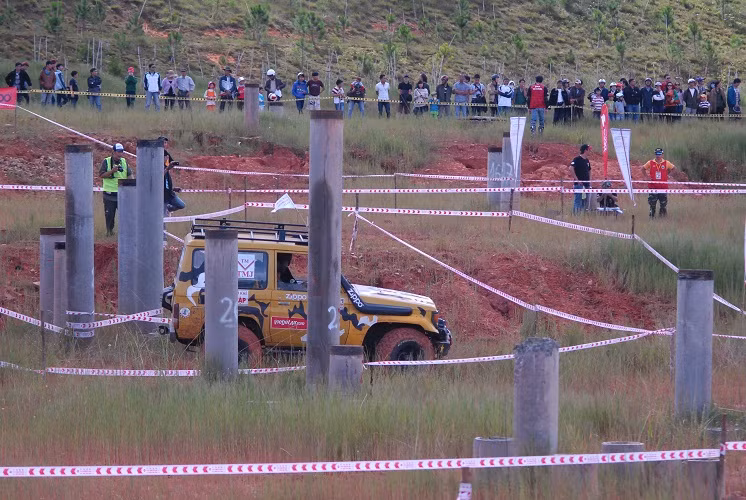  Đường đua hiểm trở với những chướng ngại vật tự nhiên và nhân tạo.