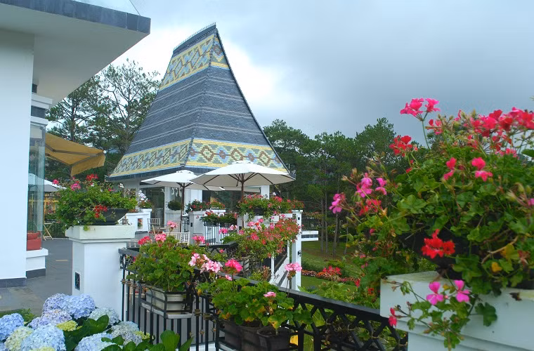  Và biệt thự ngập trong hoa...