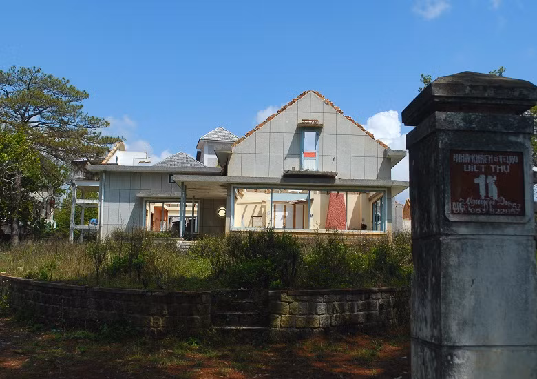 Tuy nhiên, vào năm 2009 loạt biệt thự 11 căn này đã bị UBND tỉnh Lâm Đồng thu hồi từ HAGL với lý do là chậm triển khai so với hợp đồng trước đó các bên đã thống nhất.