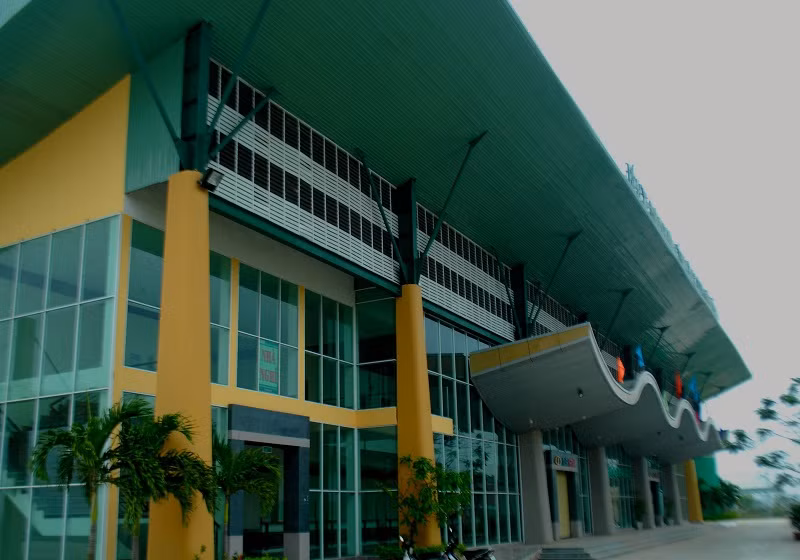 Bến xe Đức Long Đà Nẵng tọa lạc trên diện tích trên 63.000m2 tại thôn Quá Giáng 2, xã Hòa Phước, huyện Hòa Vang. Công trình có tổng đầu tư là 130 tỷ đồng.