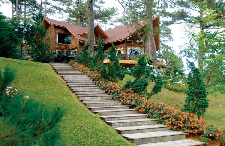  Những bậc cấp cũng lợp gỗ trông như bàn phím piano cách điệu. 