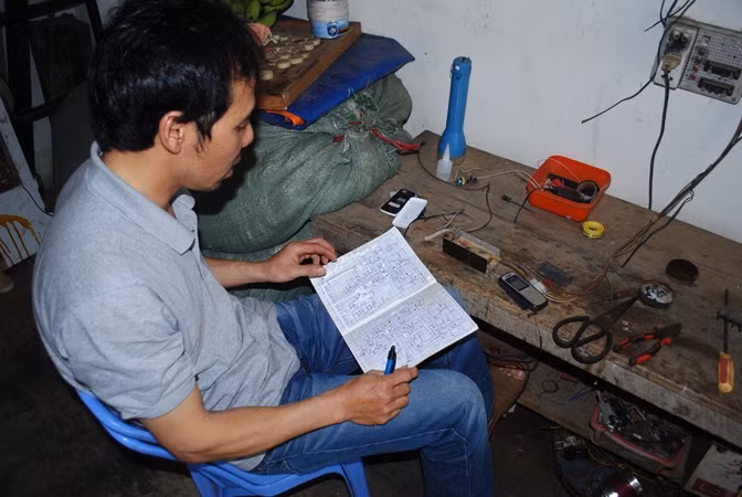 Anh Thanh bên sơ đồ thiết bị chống trộm do anh thiết kế