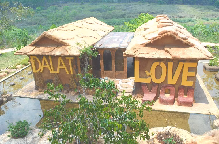 Trịnh Bá Dũng cho biết, năm 2007, khi mới từ Sài Gòn lên Đà Lạt làm du lịch, trong khi ý tưởng đang lâm vào bế tắc thì một người bạn đến thăm anh thấy màu đất đỏ tươi rói buột miệng nói: “Đất này làm nhà thì đẹp lắm”... Vậy là ý tưởng xây dựng một căn nhà hoàn toàn bằng đất được hình thành từ đó.