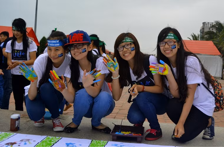 Nu sinh Da Nang dung tay ve tranh Gio Trai dat-Hinh-2