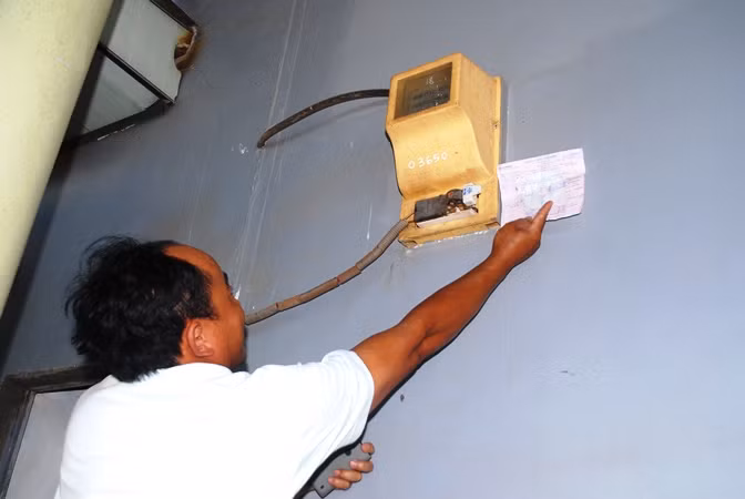 Anh Hà Nam Đức kiểm tra số điện thực tế và ghi trên hóa đơn