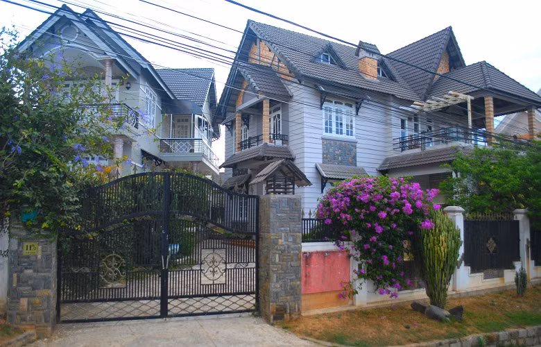 Chính vì vậy, hàng nghìn căn biệt thự của nông dân Đà Lạt tại các vùng sản xuất nông nghiệp ở ngoại ô thành phố khiến các đại gia phải choáng ngợp, khó tin.