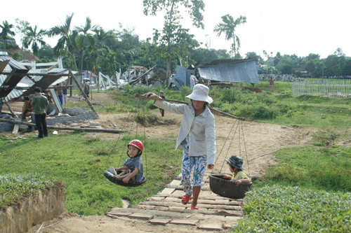 Một cảnh sơ tán diễn tập động đất ở Sông Tranh 2